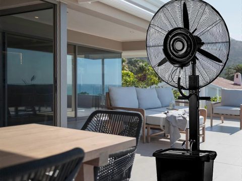 Ventilador de pie nebulizador de exterior de 66 cm (26 pulgadas) con nebulización fina, refrigeración de largo alcance, aspas resistentes al óxido