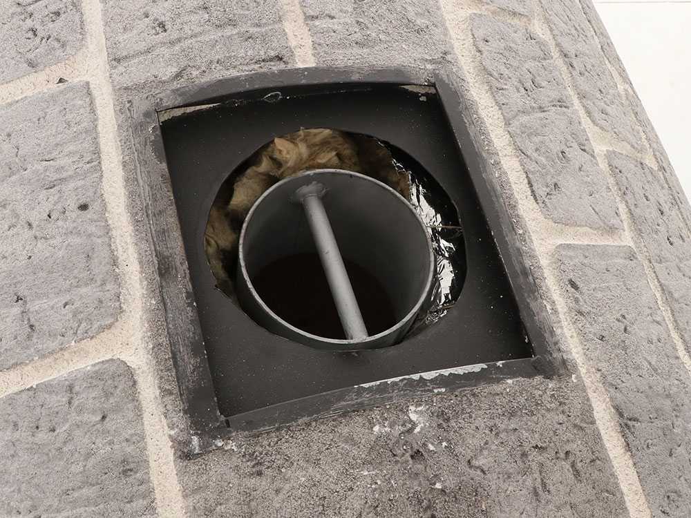 AgriEuro Pulcinella STONE – Horno de leña para pizza de exterior Gris de 80X60 – 4 pizzas - Imagen 3