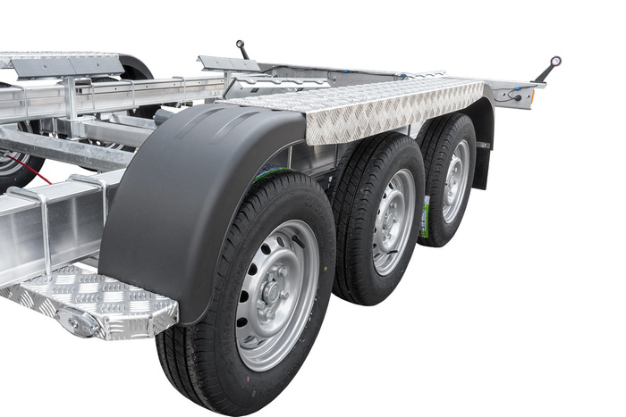 REMOLQUE DE ALUMINIO DE TRES EJES PARA EL TRANSPORTE DE BARCOS UNITRAILER SAIL 3500/3 ALU MMA 3500 KG - Imagen 4