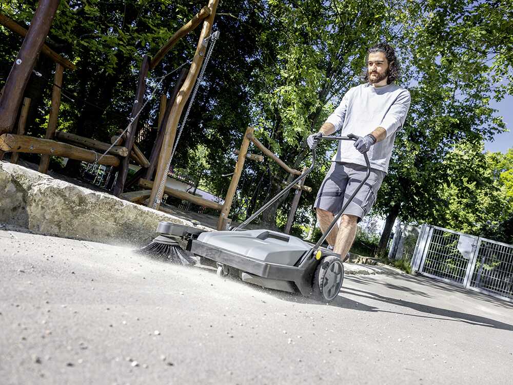 Karcher KM 70/15 C Classic – Barredora manual de empuje manual con recogedor - Imagen 4