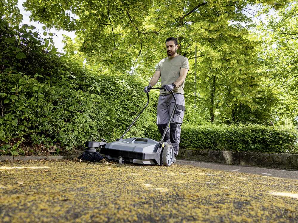 Karcher KM 70/15 C Classic – Barredora manual de empuje manual con recogedor - Imagen 2