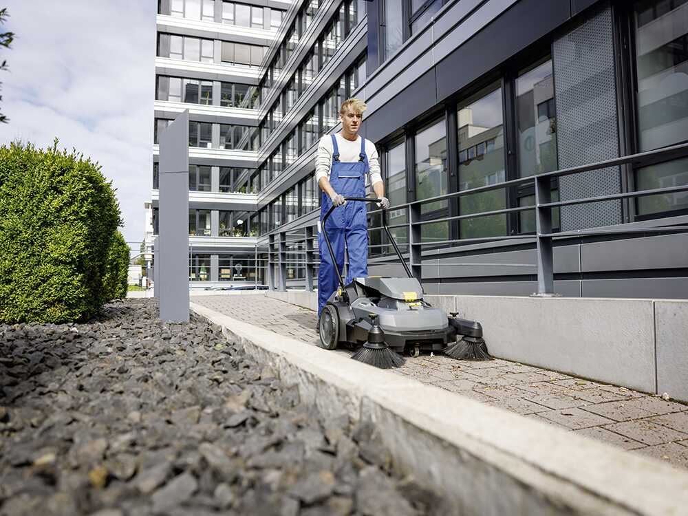 Karcher KM 70/30 C Bp 2SB – Barredora a batería con recogedor – SIN BATERÍA NI CARGADOR - Imagen 2